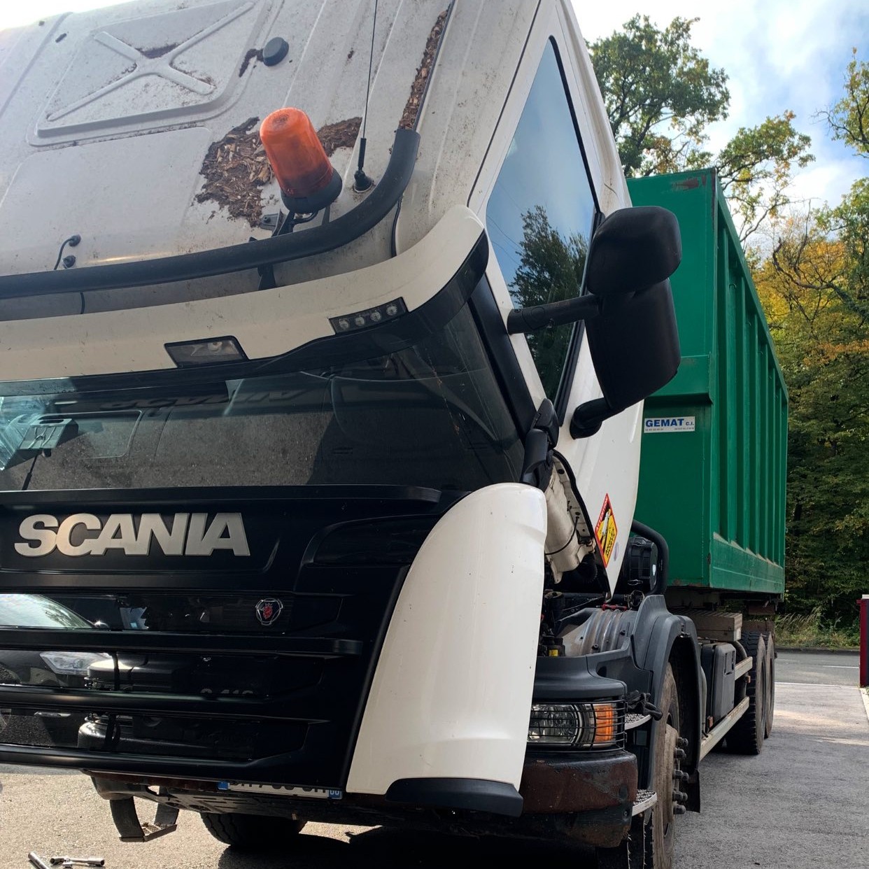 Photo d'une voiture sur un banc de reprogrammation