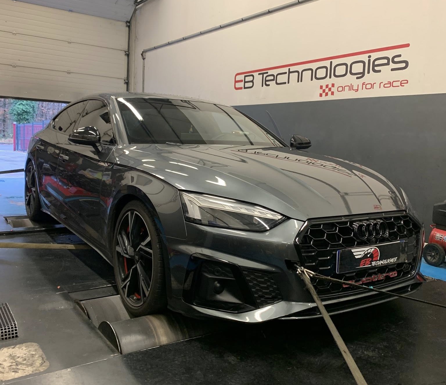 Photo d'une voiture sur un banc de reprogrammation